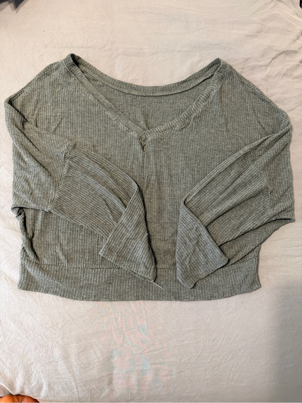 Ribbed V-Neck Long Sleeve Crop Top in Grey